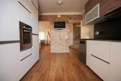 Una cocina o zona de cocina en Villa Rosa by Alventholidays