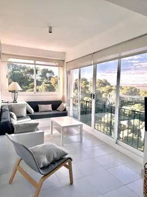 Zona de estar de Apartamento con piscina y vistas al mar