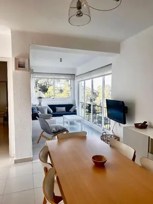 Zona de estar de Apartamento con piscina y vistas al mar