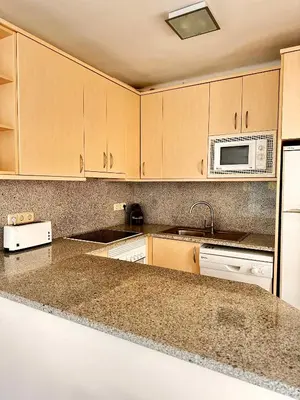 Una cocina o zona de cocina en Apartamento con piscina y vistas al mar