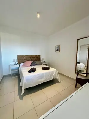 Cama o camas de una habitación en Apartamento con piscina y vistas al mar