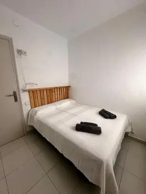 Cama o camas de una habitación en Apartamento con piscina y vistas al mar