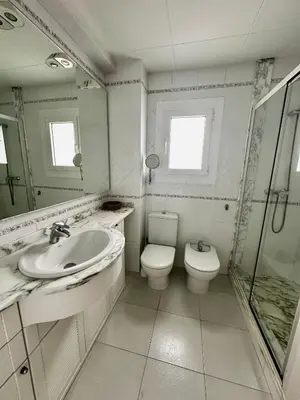 Un baño de Apartamento con piscina y vistas al mar