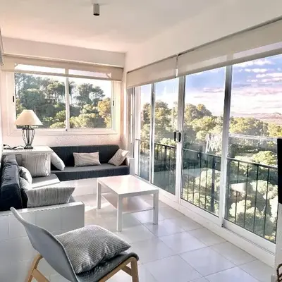 Apartamento con piscina y vistas al mar