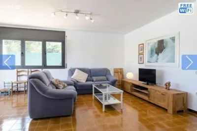 Una televisión o centro de entretenimiento en Casa Mendi en Lloret de Mar