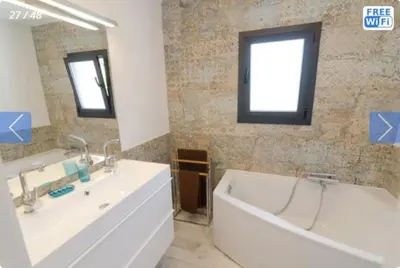 Un baño de Casa Mendi en Lloret de Mar