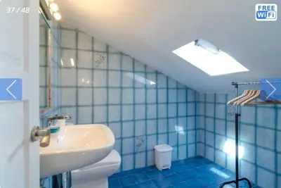 Un baño de Casa Mendi en Lloret de Mar