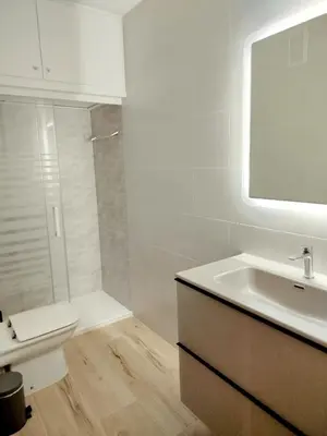 Un baño de Precioso apto cerca de la playa