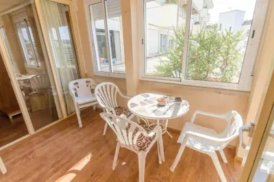 Un balcón o terraza de Precioso apto cerca de la playa