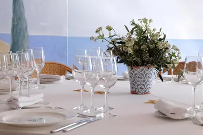 Un restaurante o sitio para comer en El Far Hotel Restaurant