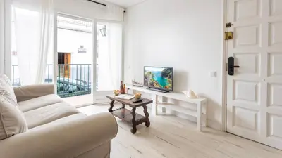 Una televisión o centro de entretenimiento en CORAL 14