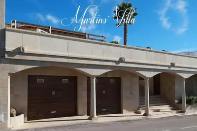 Plano de Martin 's Villa. House on the beach with pool