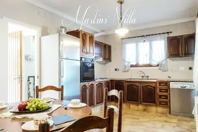 Una cocina o zona de cocina en Martin 's Villa. House on the beach with pool