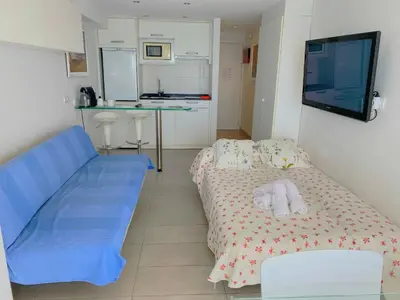 Una televisión o centro de entretenimiento en Estudi a primera línia de mar