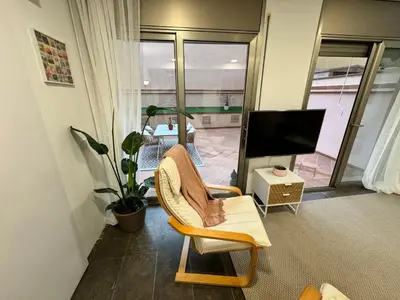 Una televisión o centro de entretenimiento en Private terrace 1BR apt - 4min walk to the beach