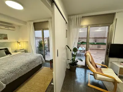 Una televisión o centro de entretenimiento en Private terrace 1BR apt - 4min walk to the beach