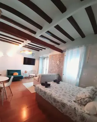 Una televisión o centro de entretenimiento en Bonito estudio en el centro. Ideal parejas.