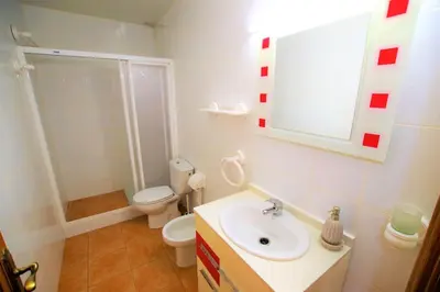 Un baño de V&V LLORET- Villa Cal Miquel