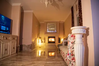 Una televisión o centro de entretenimiento en Villa Serenity Climate Pool & Panoramic Sea Views