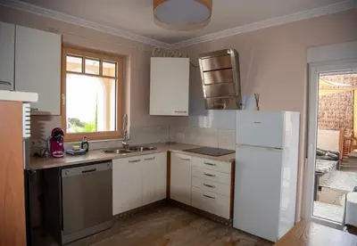 Una cocina o zona de cocina en Villa Serenity Climate Pool & Panoramic Sea Views