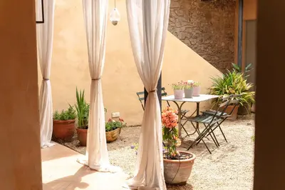 Un patio o zona al aire libre en Mas Dalia - Turismo Rural - Girona - Monells, Empordà