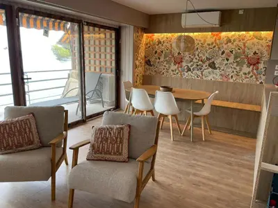 Zona de estar de Apartamento Cómodo con Terraza y Parking cerca de la Playa para 4 Personas - ES-209-25