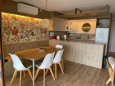 Una cocina o zona de cocina en Apartamento Cómodo con Terraza y Parking cerca de la Playa para 4 Personas - ES-209-25
