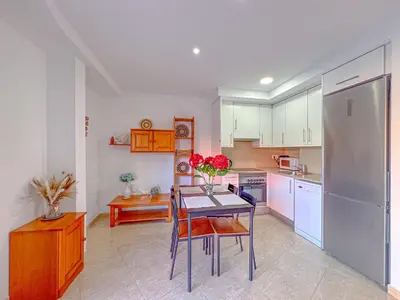 Una cocina o zona de cocina en Vivalidays Francesco - LLoret de Mar - Costa Bra
