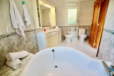Un baño de V&V LLORET- Villa Aurora
