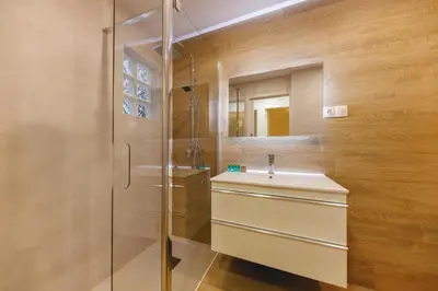 Un baño de Bravissimo La Mercè, heart of the Barri Vell