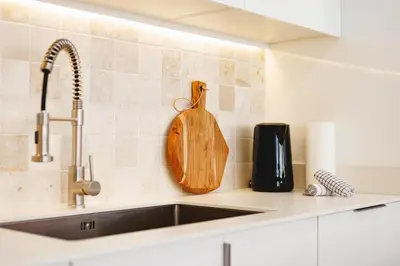 Una cocina o zona de cocina en Bravissimo Turbau Entresol B, with 3 bedrooms