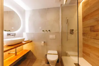 Un baño de Bravissimo Turbau Entresol B, with 3 bedrooms