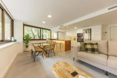 Zona de estar de Bravissimo Turbau Entresol A, with 3 bedrooms
