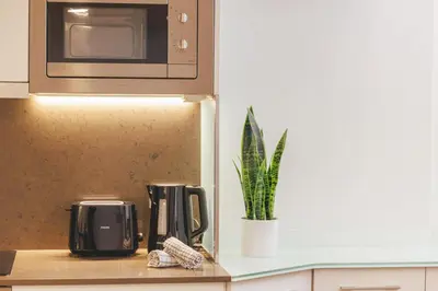 Una cocina o zona de cocina en Bravissimo Hortes, 3-bedroom centre apartment