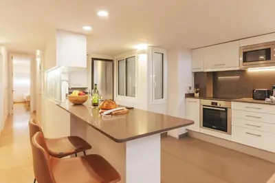 Una cocina o zona de cocina en Bravissimo Hortes, 3-bedroom centre apartment