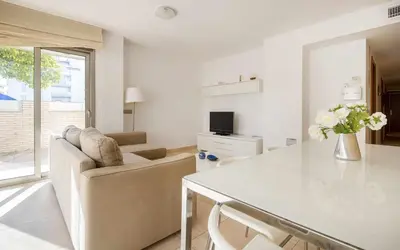 Una televisión o centro de entretenimiento en Voramar – A 50 m de la Playa, Parking y A/A
