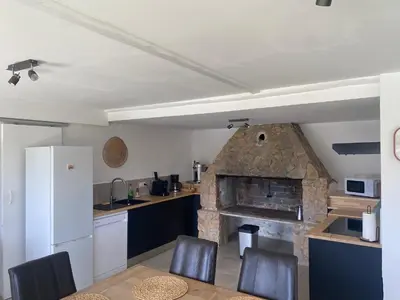 Una cocina o zona de cocina en Villa con piscina privada Costa brava