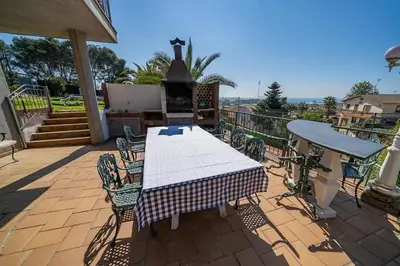 Un balcón o terraza de Casa de 2000 m2 Piscina Mar Barbacoa y Felicidad