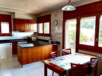 Una cocina o zona de cocina en Casa de 2000 m2 Piscina Mar Barbacoa y Felicidad