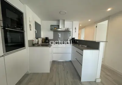Una cocina o zona de cocina en LES ONADES 1º 3ª