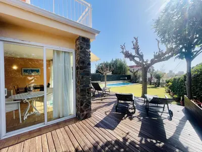 Jardín al aire libre en Villa Sol i Mar by Costabravaway