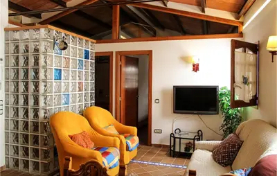 Una televisión o centro de entretenimiento en Stunning Apartment In Tossa De Mar