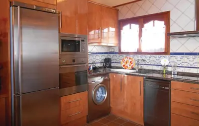 Una cocina o zona de cocina en Stunning Apartment In Tossa De Mar