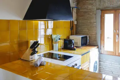 Una cocina o zona de cocina en Bravissimo Calderes El Bou, with river view