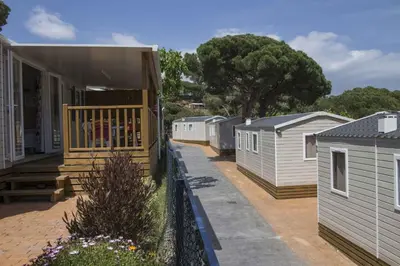 Edificio en el que se encuentra el camping resort