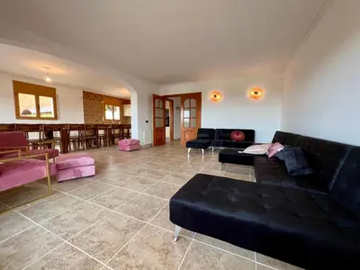 Zona de estar de Casa Mas Cabañas con piscina infinita con playa