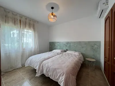 Cama o camas de una habitación en Casa Mas Cabañas con piscina infinita con playa