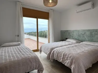 Cama o camas de una habitación en Casa Mas Cabañas con piscina infinita con playa