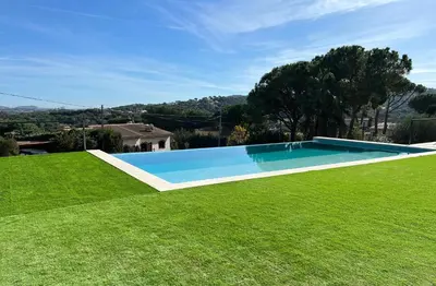 Piscina en o cerca de Casa Mas Cabañas con piscina infinita con playa