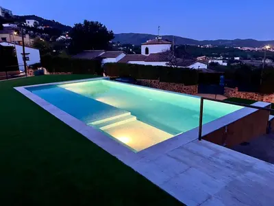 Piscina en o cerca de Casa Mas Cabañas con piscina infinita con playa